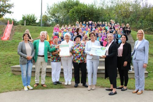 Von links: Evelyn Pototschnig, Herbert Gaggl, Marianne Schorn, Adelheid Albrecht, Birgit Rumpf, Beate Prettner, Doris Sagmeister, Carmen Dörflinger (Leiterin von Kindertagesstätte und Hort) und Elisabeth Mattitsch. (Foto: Pichler)