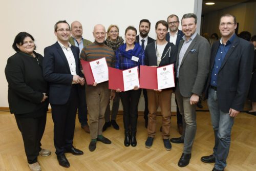 Silvia Vrzak (Mitte) vom Youthpoint freut sich über den Gesundheitspreis der Stadt Klagenfurt. Foto: StadtPresse/Fritz