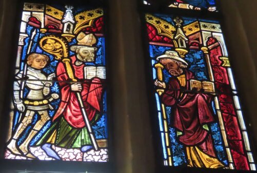 Hl. Jakob rechts im gotischen Kirchenfester der Pfarre Neuhaus. • Sv. Jakob s romarsko palico v gotskem cerkvenem oknu farne cerkve na Suhi. (Foto: Pfarrarchiv Neuhaus-Suha)