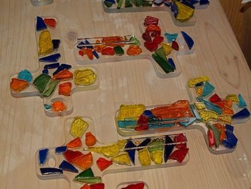 Kinder bastelten Glaskreuze bei der Fa. Starzacher in Klagenfurt. (© Foto: Norbert Cech) Kinder bastelten Glaskreuze bei der Fa. Starzacher in Klagenfurt. (© Foto: Norbert Cech)