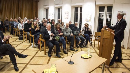 Diözesanadministrator Engelbert Guggenberger begrüßte die Referenten und die zahlreichen TeilnehmerInnen Diözesanadministrator Engelbert Guggenberger begrüßte die Referenten und die zahlreichen TeilnehmerInnen