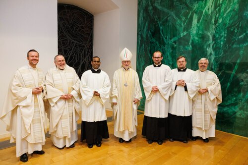 Die Neubeauftragten mit Diözesanbischof Josef Marketz und der Hausvorstehung des Priesterseminars (Gerd Neuhold)