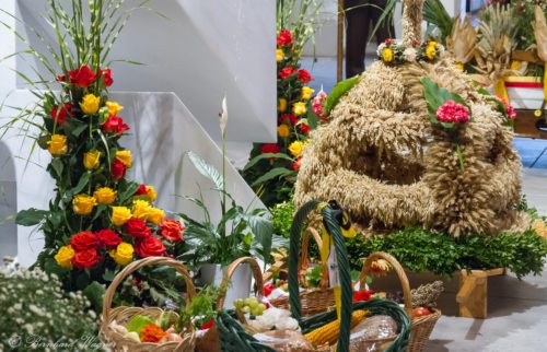 Körbe mit Erntegaben und Erntekrone der Brauchtumsgruppe Wolfsberg-Lavanttal (© Foto: Mag. Bernhard Wagner)