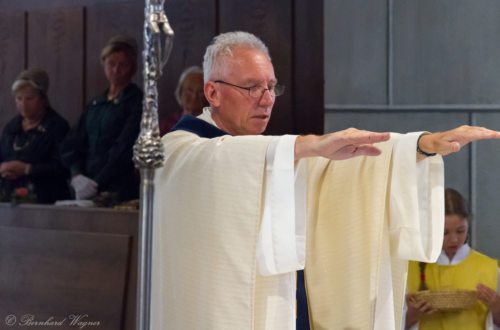 Allgemeiner Primizsegen von Neupriester Hohenberger am Ende des Gottesdienstes (© Foto: Mag. Bernhard Wagner).