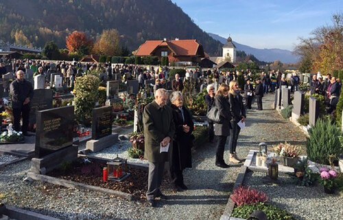 Zu Allerheiligen und Allerseelen besuchen viele Menschen die Gräber, um ihrer Verstorbenen zu gedenken. Foto: Pressestelle Zu Allerheiligen und Allerseelen besuchen viele Menschen die Gräber, um ihrer Verstorbenen zu gedenken. Foto: Pressestelle