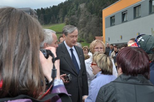 Pokrovitelj razstave državni predsednik Türk med predstavniki razstavljalcev iz Avstrije. (© Foto: zp)
