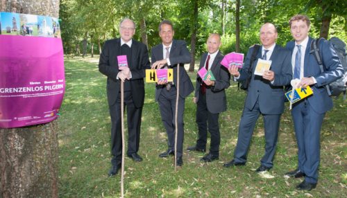 Präsentieren die neue Broschüre „Grenzenlos pilgern“: Bischof Schwarz, KLV-Direktor Schöffmann, Pilgerreferent Stadler, Pressesprecher Kapeller und RLB-Direktor Messner, v. l. n. r. (© Foto: Pressestelle/Neumüller)