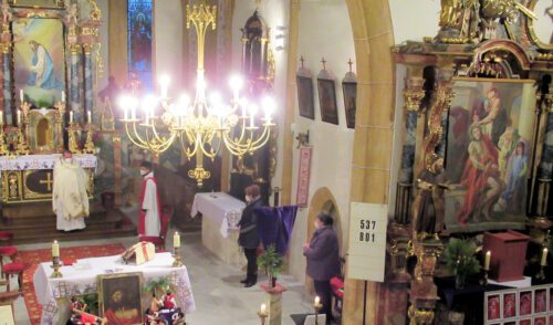 Übertragung des Allerheiligsten vom Hauptaltar zum Altar der Anbetung. (Bild: P.St.).