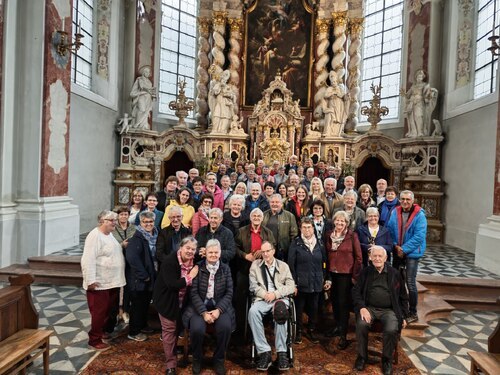 Gruppenfoto in der Klosterkirche in Neustift (C) Pfarre Steinfel/Radlach