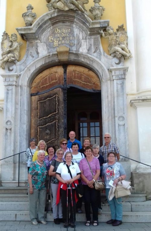 Gruppe Bad St.Leonhard beim Portal<br />
der Basilika, Foto: Ganster