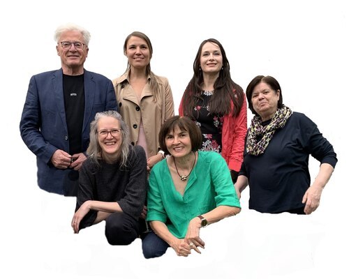 Stellen in der Christkönig-Kirche in Krumpendorf aus (v.l.): Ernst Wagner, Juliana Potisk, Jessica Aschmann, Margrit Permull, Petra Brihac, Josefa Snidl und Samira Taubmann (nicht am Foto). (Foto: Andreas Strasser)