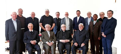 Feierten mit Bischof Marketz ihr Weihejubiläum: Granig, Skuk, Quendler, Weyerer (vorn, v. l.); Isop, Miczek, Plank, Gracher, Zagorowski, Allmaier, Kos, Uzoh, Randl und Krašna (hinten, v. l.);<br />
Foto: Diözesan-Pressestelle/Eggenberger