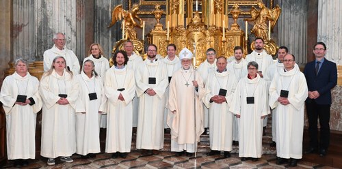 Die neu beauftragten Akolythinnen und Akolythen Stroj, Wetternig, Fercher, Haas, Gemmershausen, Stroj, Ebner, Barbić (1. R. v. l.), Wallner, Zwillink, Weratschnig, Kelih, Lamprecht, Rainer, Lora (2. R. v. l.) mit Bischof Marketz und Ausbildungsleiter Einspieler; Foto: Nedelja/Gotthardt