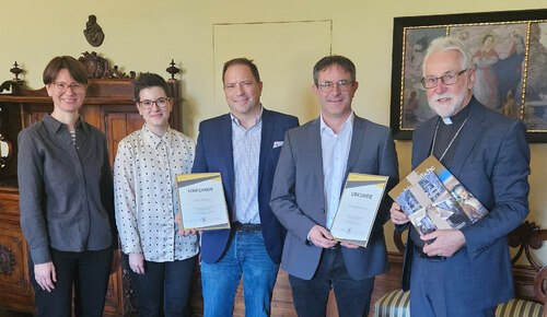 Begegnung im Bischofshaus als Zeichen des Dankes: Bischof Marketz mit Heinz und Andreas Ellersdorfer, Diözesanarchivarin Polloczek und Diözesankonservatorin Schiestl (v.r.); Foto: Diözese Gurk/Almer Begegnung im Bischofshaus als Zeichen des Dankes: Bischof Marketz mit Heinz und Andreas Ellersdorfer, Diözesanarchivarin Polloczek und Diözesankonservatorin Schiestl (v.r.); Foto: Diözese Gurk/Almer