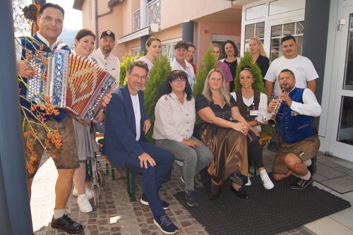 Dank für Engagement und Einsatz: Caritasdirektor Ernst Sandriesser (3. v. li) und Pflegedienstleiterin Martina Hohenberger (3. von rechts) mit dem „Der WörtherseeKlang“ und Mitarbeiter*innen Foto: Caritas Dank für Engagement und Einsatz: Caritasdirektor Ernst Sandriesser (3. v. li) und Pflegedienstleiterin Martina Hohenberger (3. von rechts) mit dem „Der WörtherseeKlang“ und Mitarbeiter*innen Foto: Caritas