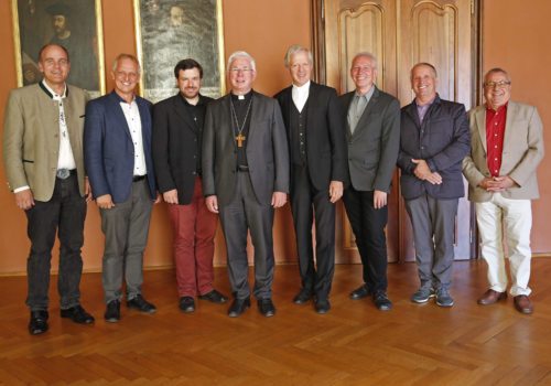Erzbischof Lackner und Diözesanadministrator Guggenberger mit den sechs Weihekandidaten Günther, Krainer, Mokoru, Hohenberger, Adlassnig und Feimuth (v. l.); Foto: Pressestelle/Eggenberger Erzbischof Lackner und Diözesanadministrator Guggenberger mit den sechs Weihekandidaten Günther, Krainer, Mokoru, Hohenberger, Adlassnig und Feimuth (v. l.); Foto: Pressestelle/Eggenberger