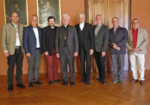 Erzbischof Lackner und Diözesanadministrator Guggenberger mit den sechs Weihekandidaten Günther, Krainer, Mokoru, Hohenberger, Adlassnig und Feimuth (v. l.); Foto: Pressestelle/Eggenberger