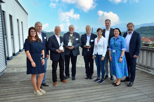 Gemeinsam für höchste Qualität und patientenorientierte Versorgung. V.l.n.r.: Verena Brandstätter, MA von der Stabsstelle Qualitätsmanagement, die externen Visitoren Christian Lanz (Pflegerischer Visitor), Uwe Riegelmann (Visitationsbegleiter), Dr. Jochen Süß (Medizinischer Visitor) und Christoph Plester (Ökonomischer Visitor), Krankenhaus-Pflegedirektorin DGKP Elfriede Taxacher, MBA, MSc, der Kaufmännische Direktor Mag. Manfred Kraßnitzer, Andrea Ziegenfuss, BSc MA, Stabsstelle Qualitätsmanagement und Gesamtleiter Mag. Michael Steiner, MAS. Foto © Barmherzige Brüder