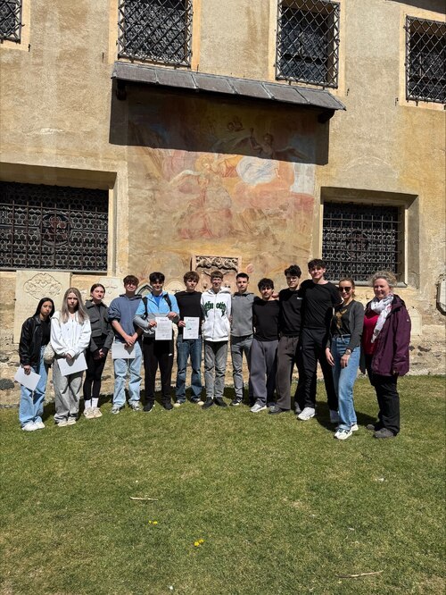 Pilger*innen mit Urkunde in Maria Saal (Foto: Sara Dolzer)