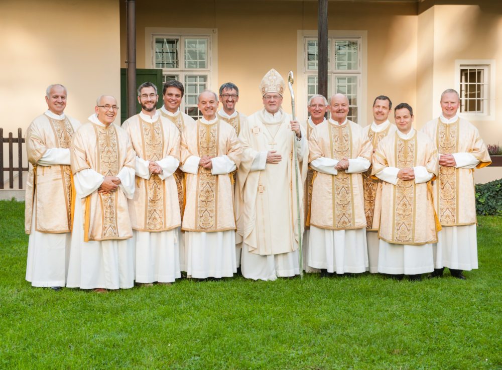 Bischof Schwarz bei Weihe von elf Männern zu Ständigen Diakonen Dem