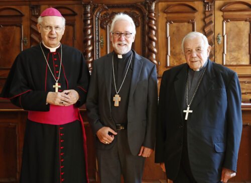 Festgottesdienst mit em. Bischof Kapellari, Bischof Marketz und Altbischof Aichern (v. l.) in Gurk<br />
Foto: Diözesan-Pressestelle/Eggenberger