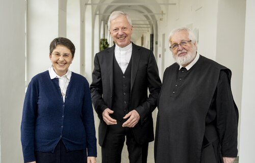 Feierten mit den Kärntner Ordensleuten den „Tag des geweihten Lebens“: Bischofsvikar Guggenberger mit Ordenskonferenz-Vorsitzendem P. Siegfried Stattmann OSB und dessen Stellvertreterin Sr. Claudia Böckelberger SSJ Feierten mit den Kärntner Ordensleuten den „Tag des geweihten Lebens“: Bischofsvikar Guggenberger mit Ordenskonferenz-Vorsitzendem P. Siegfried Stattmann OSB und dessen Stellvertreterin Sr. Claudia Böckelberger SSJ