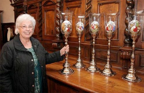 Frau Adelinde Themel mit ihren Kunstwerken (© Foto: Gebeneter, Kleine Zeitung)