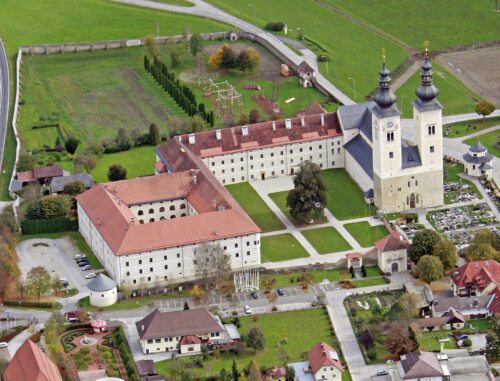 Blick auf das Gelände des Gurker Domes mit Schatzkammer (li.), JUFA, Domladen und Kräutergarten. Foto: Eggenberger
