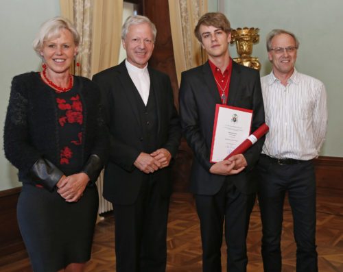 Pichlers Forschungsarbeit zu St. Athanas erreichte den ersten Platz beim “Dr. Olaf Colerus-Geldern Preis“ (im Bild: Pichler mit seinen Eltern und Generalvikar Guggenberger)  (© Foto: Pressestelle/Eggenberger )