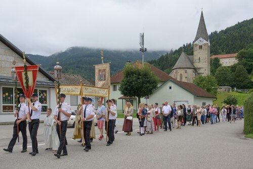 Eucharistische Prozession durch den Ort • Evharistična procesija skozi vas (Foto: Pfarrarchiv Neeuhaus- Suha)