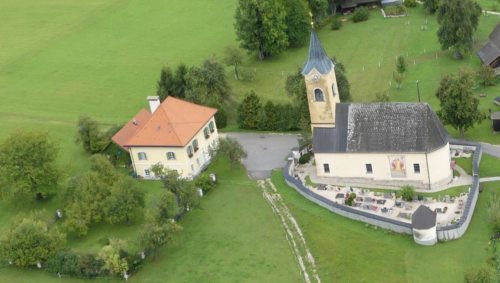 Kirche und Pfarrhof von oben<br />
Bild: K.W.