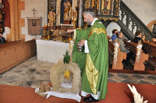 Pfarrprov. Mag. Tomecki segnet die Erntekrone und die Erntegaben (© Foto: Mag. Dr. Christiana Potocnik)