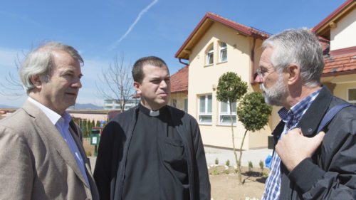 Diözesanpartnerschaftskoordinator Kurt Haber (li.) und Seelsorgeamtsdirektor Josef Marketz (re.) im Gespräch mit Caritas.. Simic (Sarajevo) (© Foto: Elisabeth Peutz)