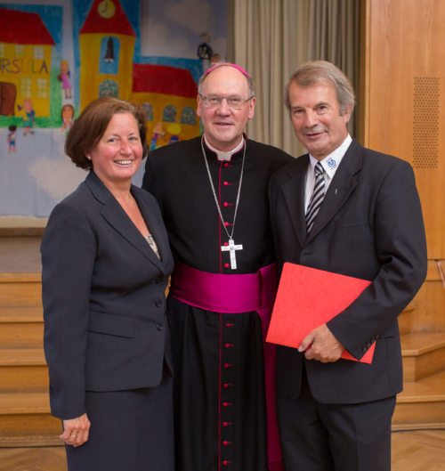 Bischof Schwarz verleiht die „Goldene Hemma-Nadel“ an den scheidenden Direktor Haber (im Bild mit der Leiterin des Bischöflichen Schulamtes Birgit Leitner). (© Foto: Pressestelle/Just ) Bischof Schwarz verleiht die „Goldene Hemma-Nadel“ an den scheidenden Direktor Haber (im Bild mit der Leiterin des Bischöflichen Schulamtes Birgit Leitner). (© Foto: Pressestelle/Just )