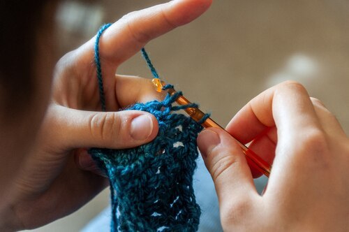 Beim Häkelnachmittag im magdas LOKAL wird wesentlich mehr als Luftmaschen produziert: Von Socken über Hauben bis hin zu Glückswürmchen, jedes gehäkelte oder gestrickte Stück geht an Caritas-Einrichtungen und hilft so direkt Menschen in Not. (Foto: Caritas)