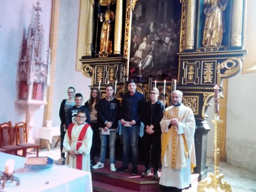 Die Firmlinge mit Pfr. Mag. Piotr Tomecki (© Foto: Pfarre Haimburg)