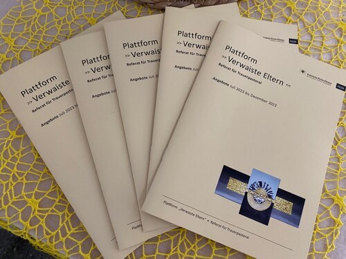 Die neue Broschüre des Referats für Trauerpastoral und der Plattform “Verwaiste Eltern“ mit Angeboten der Trauerbegleitung von September bis Dezember 2023 (Foto: Sandra Weratschnig) Die neue Broschüre des Referats für Trauerpastoral und der Plattform “Verwaiste Eltern“ mit Angeboten der Trauerbegleitung von September bis Dezember 2023 (Foto: Sandra Weratschnig)
