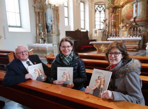 Im Dienst für eine schöne Kirche: Diözesankonservatorin Schiestl (Mitte), Mesnervereinigungs-Leiter Florian Juch (l.) und Mesnerin Gabriela Mock in der Pfarrkirche Viktring-Stein