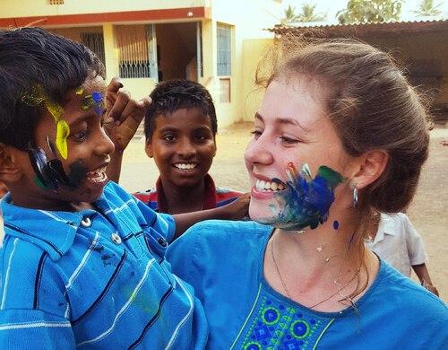 Hannah mit Viraj in Vijayawada, Indien © VOLONTARIAT bewegt