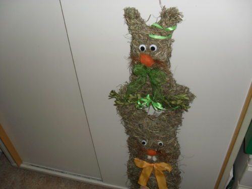Dekorativer Osterschmuck: Heuhasen in allen Größen (© Foto: Unterlercher)