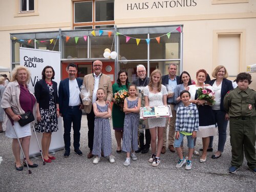 Caritasdirektor Ernst Sandriesser (3. v. li), Haus Antonius-Leiterin Sylvia Tarmann (5. v. li), Bischof Josef Marketz (6. v. li), Kindergarten- und Kindertagesstätte-Leiterin Elisabeth Wandaller (3. v. re) und ihre Stellvertreterin Marlene Maier (4. v. re) freuten sich mit den Kindern und Gästen über ein gelungenes Jubiläumsfest Caritasdirektor Ernst Sandriesser (3. v. li), Haus Antonius-Leiterin Sylvia Tarmann (5. v. li), Bischof Josef Marketz (6. v. li), Kindergarten- und Kindertagesstätte-Leiterin Elisabeth Wandaller (3. v. re) und ihre Stellvertreterin Marlene Maier (4. v. re) freuten sich mit den Kindern und Gästen über ein gelungenes Jubiläumsfest