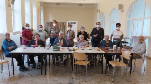 Mit Freude bei der Arbeit: (vorne sitzend von links nach rechts) die Bewohnerinnen Ludmilla Schart, Hermine Wedenig, Ingrid Buchleitner, Christine Podgorsek, Karla Kramer und Irmgard Locker.<br />
Hinten stehend von links nach rechts: Praktikantin Bettina Ofner, Praktikantin Selina Weltz, Kräuterpädagogin Claudia Kriegl, Pflegedienstleiterin Mathilde Slamanig, freiwillige Mitarbeiterin Rosa Duller, Fachsozialbetreuerin Renata Berbic und freiwillige Mitarbeiterin&nbsp; Gertrude Leopold. (Foto: Caritas)