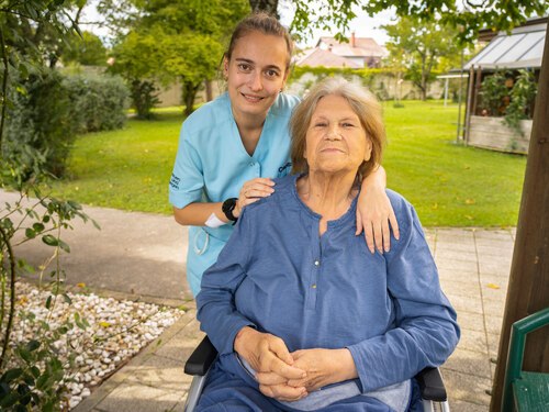 Diana Ceban – im Bild mit Frau Erika – ist mit Herz und Fachkompetenz für die Bewohner*innen da. (Foto: Caritas Kärnten)