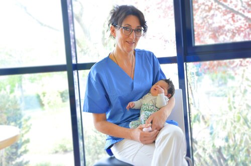 Hebamme Ursula Moser begleitet Schwangere seit 34 Jahren im Krankenhaus der<br />
Barmherzigen Brüder St. Veit/Glan vor, während und nach einer Geburt - Foto: KH der Barmherzigen Brüder St. Veit/G. Hebamme Ursula Moser begleitet Schwangere seit 34 Jahren im Krankenhaus der<br />
Barmherzigen Brüder St. Veit/Glan vor, während und nach einer Geburt - Foto: KH der Barmherzigen Brüder St. Veit/G.