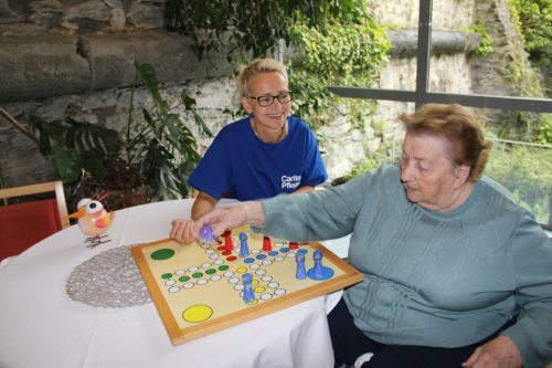 Fachsozialbetreuerin und Pflegeassistentin Heidi Bachlechner bei ihrer Arbeit in einem Altenwohn- und Pflegeheim der Caritas Kärnten.  (© Caritas Kärnten)<br />
 