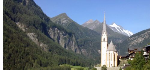 Eine Reliquie des Heiligen Blutes wird in der Pfarrkirche Heiligenblut verehrt (© Foto: fotomax)