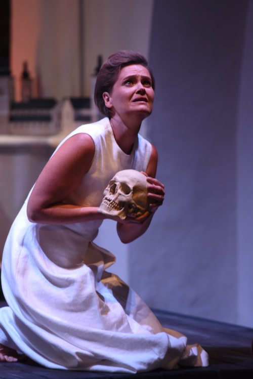 HEMMA bricht zusammen bei der Nachricht vom Tod Ihres einzigen Sohnes (© Foto: Carinthischer Sommer) HEMMA bricht zusammen bei der Nachricht vom Tod Ihres einzigen Sohnes (© Foto: Carinthischer Sommer)