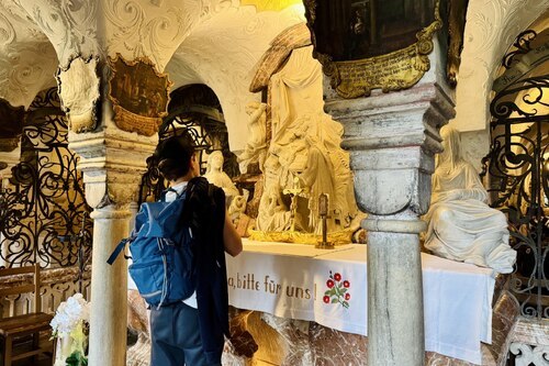 Ankommen am Grab der Heiligen Hemma in der Krypta des Gurker Domes @ Foto: Carmen Heller