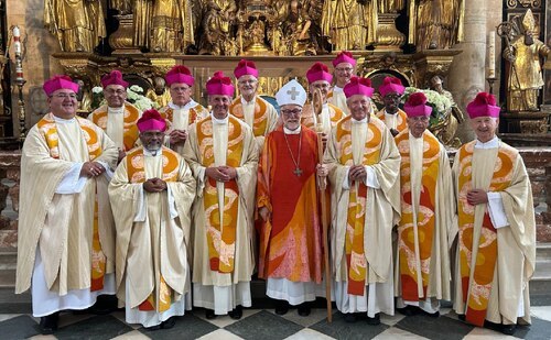 Bischof Marketz feierte in Konzelebration mit dem Gurker Domkapitel den Festgottesdienst anlässlich des Hemmafestes in Gurk. Foto: Stiftspfarre Gurk Bischof Marketz feierte in Konzelebration mit dem Gurker Domkapitel den Festgottesdienst anlässlich des Hemmafestes in Gurk. Foto: Stiftspfarre Gurk