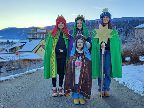 Rund 7.000 StersingerInnen (im Bild: Sternsingergruppe in der Pfarre Hermagor) sind in Kärnten jährlich unterwegs. Foto: Pfarre Hermagor Rund 7.000 StersingerInnen (im Bild: Sternsingergruppe in der Pfarre Hermagor) sind in Kärnten jährlich unterwegs. Foto: Pfarre Hermagor